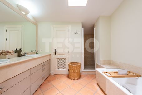 Elegantes, vollständig renoviertes Reihenhaus in Los Cármenes de Almenara, Sotogrande Alto