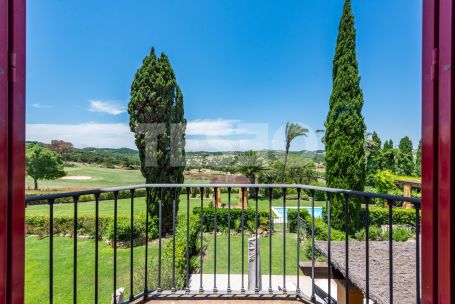 Elegantes, vollständig renoviertes Reihenhaus in Los Cármenes de Almenara, Sotogrande Alto