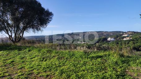 Elevated plot in Sotogrande Alto with panoramic views of the golf course and lake, featuring an approved contemporary project and ready to build.