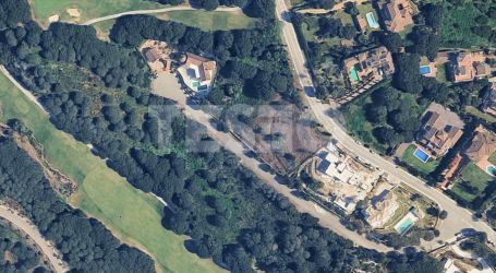 Elevated plot in Sotogrande Alto with panoramic views of the golf course and lake, featuring an approved contemporary project and ready to build.