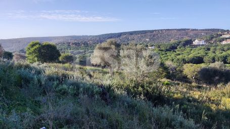Elevated plot in Sotogrande Alto with panoramic views of the golf course and lake, featuring an approved contemporary project and ready to build.