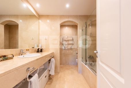 Elegant Four-Bedroom Ground Floor Duplex, Isla del Pez Volador, Sotogrande Marina