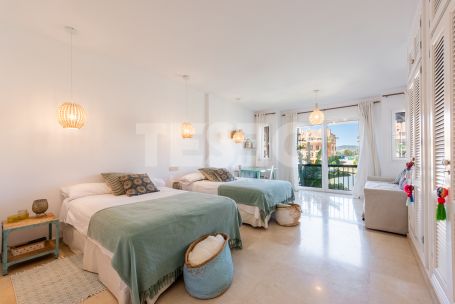 Elegant Four-Bedroom Ground Floor Duplex, Isla del Pez Volador, Sotogrande Marina