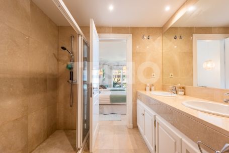 Elegant Four-Bedroom Ground Floor Duplex, Isla del Pez Volador, Sotogrande Marina