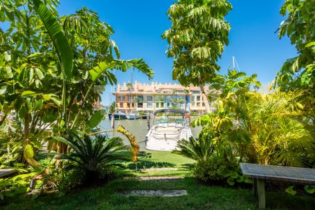 Elegant Four-Bedroom Ground Floor Duplex, Isla del Pez Volador, Sotogrande Marina