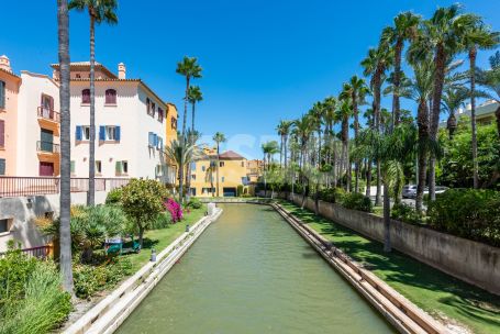 Elegant Four-Bedroom Ground Floor Duplex, Isla del Pez Volador, Sotogrande Marina