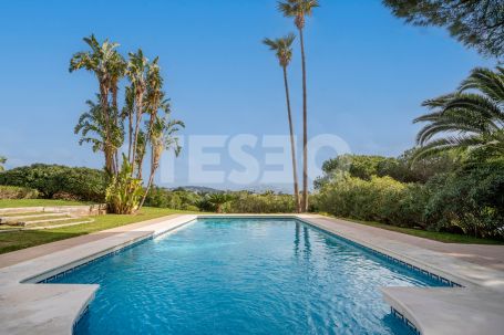 Élégante villa sur un double terrain avec vue dégagée sur la mer, située dans l'un des meilleurs emplacements de Sotogrande Alto.