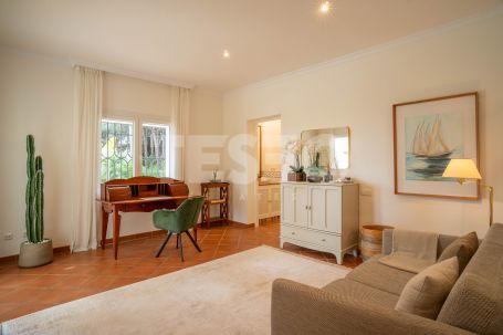 Elegant villa on a double plot with open sea views in one of the best locations in Sotogrande Alto.