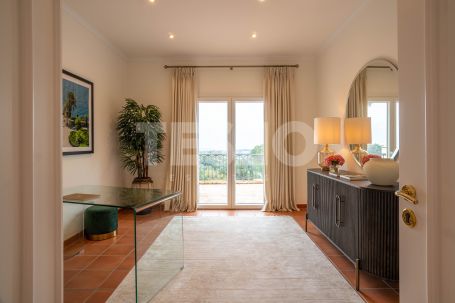 Elegant villa on a double plot with open sea views in one of the best locations in Sotogrande Alto.