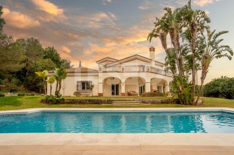 Elegant villa on a double plot with open sea views in one of the best locations in Sotogrande Alto.