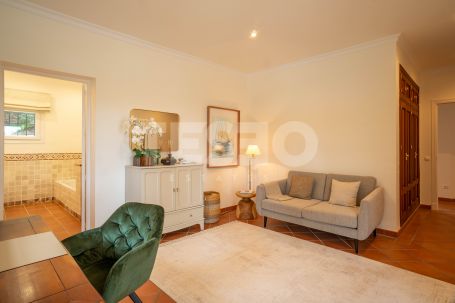 Elegant villa on a double plot with open sea views in one of the best locations in Sotogrande Alto.