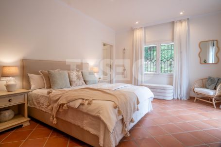 Elegant villa on a double plot with open sea views in one of the best locations in Sotogrande Alto.