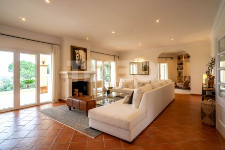 Elegant villa on a double plot with open sea views in one of the best locations in Sotogrande Alto.