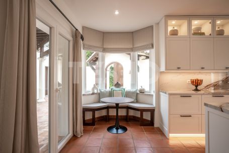 Elegant villa on a double plot with open sea views in one of the best locations in Sotogrande Alto.