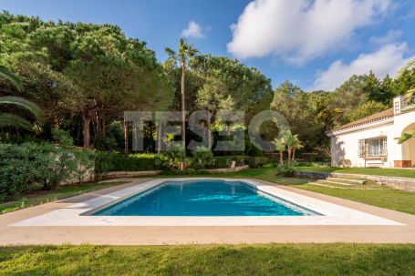 Élégante villa sur un double terrain avec vue dégagée sur la mer, située dans l'un des meilleurs emplacements de Sotogrande Alto.