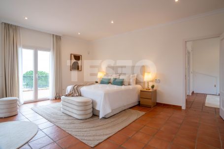 Elegant villa on a double plot with open sea views in one of the best locations in Sotogrande Alto.