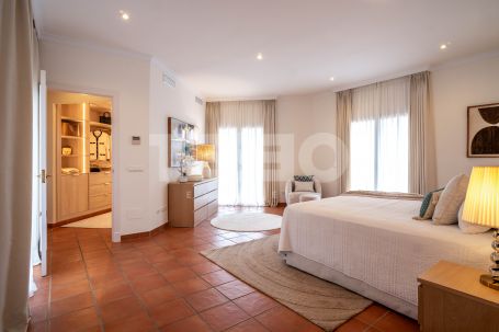 Elegant villa on a double plot with open sea views in one of the best locations in Sotogrande Alto.