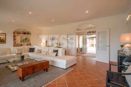 Elegant villa on a double plot with open sea views in one of the best locations in Sotogrande Alto.