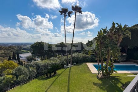 Élégante villa sur un double terrain avec vue dégagée sur la mer, située dans l'un des meilleurs emplacements de Sotogrande Alto.