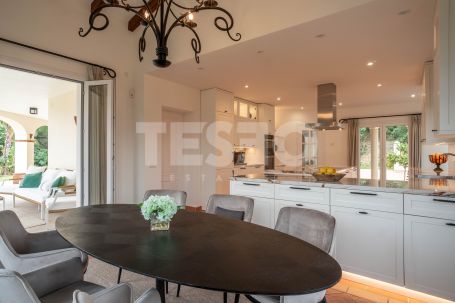 Elegant villa on a double plot with open sea views in one of the best locations in Sotogrande Alto.