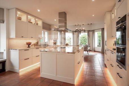 Elegant villa on a double plot with open sea views in one of the best locations in Sotogrande Alto.