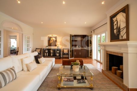 Elegant villa on a double plot with open sea views in one of the best locations in Sotogrande Alto.