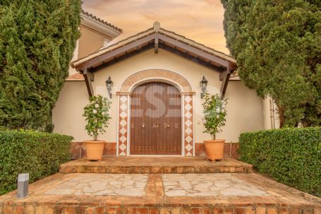 Elegant villa on a double plot with open sea views in one of the best locations in Sotogrande Alto.