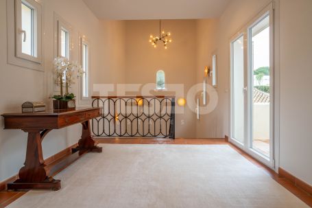 Elegant villa on a double plot with open sea views in one of the best locations in Sotogrande Alto.