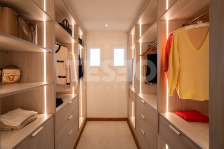 Elegant villa on a double plot with open sea views in one of the best locations in Sotogrande Alto.