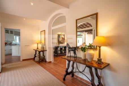 Elegant villa on a double plot with open sea views in one of the best locations in Sotogrande Alto.