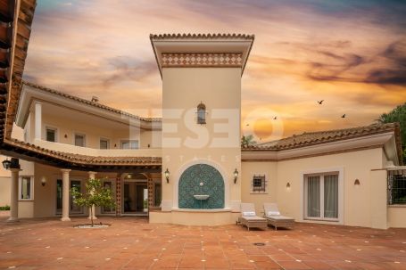 Elegant villa on a double plot with open sea views in one of the best locations in Sotogrande Alto.