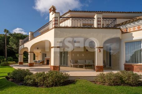 Élégante villa sur un double terrain avec vue dégagée sur la mer, située dans l'un des meilleurs emplacements de Sotogrande Alto.