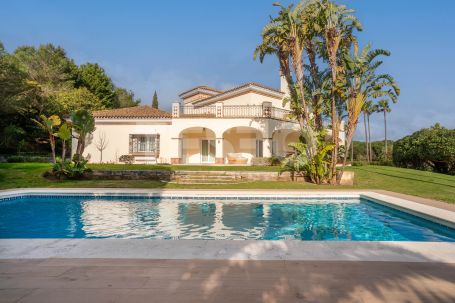Élégante villa sur un double terrain avec vue dégagée sur la mer, située dans l'un des meilleurs emplacements de Sotogrande Alto.