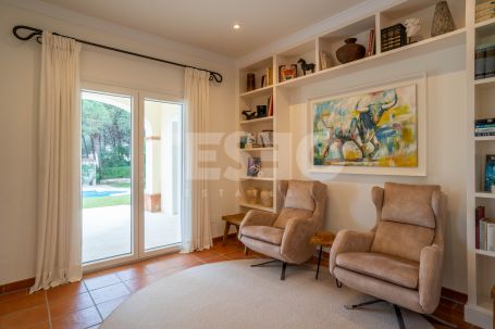 Elegant villa on a double plot with open sea views in one of the best locations in Sotogrande Alto.