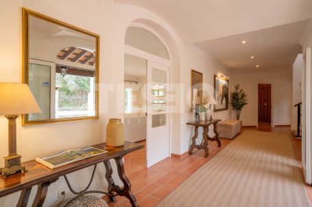 Elegant villa on a double plot with open sea views in one of the best locations in Sotogrande Alto.