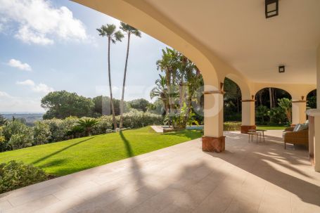 Élégante villa sur un double terrain avec vue dégagée sur la mer, située dans l'un des meilleurs emplacements de Sotogrande Alto.