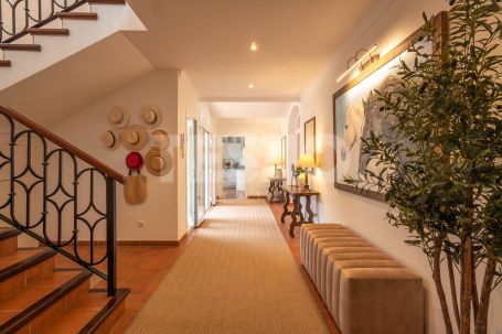 Elegant villa on a double plot with open sea views in one of the best locations in Sotogrande Alto.