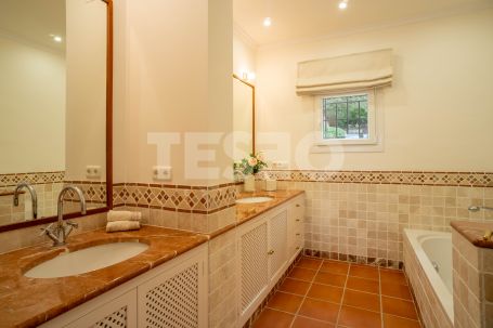 Elegant villa on a double plot with open sea views in one of the best locations in Sotogrande Alto.