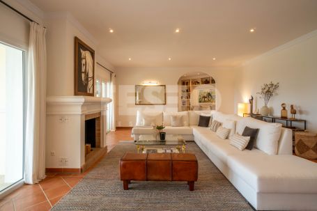 Elegant villa on a double plot with open sea views in one of the best locations in Sotogrande Alto.