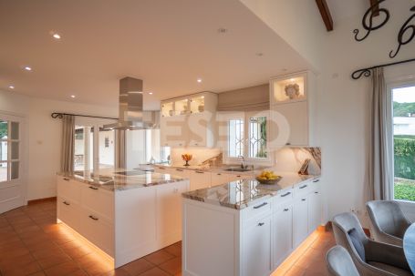 Elegant villa on a double plot with open sea views in one of the best locations in Sotogrande Alto.