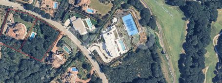 Élégante villa sur un double terrain avec vue dégagée sur la mer, située dans l'un des meilleurs emplacements de Sotogrande Alto.