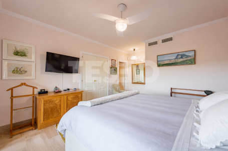 Elegant Two-Bedroom Apartment with Panoramic Views in Los Gazules de Almenara, Sotogrande Alto