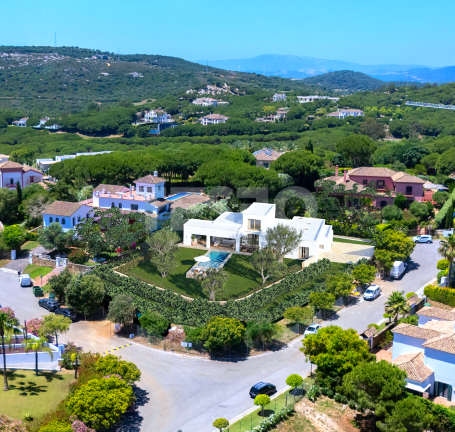 Villa Lyra : Découvrez cette villa neuve exclusive avec vues panoramiques, située dans une impasse tranquille à Sotogrande Alto