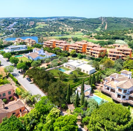 Villa Axis: Exklusivität und Komfort nur wenige Meter von der Internationalen Schule in Sotogrande Alto entfernt.