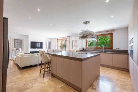 Villa for sale in Zona B, Sotogrande Costa