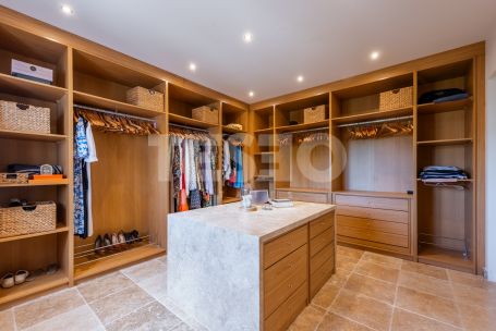 Villa for sale in Zona B, Sotogrande Costa