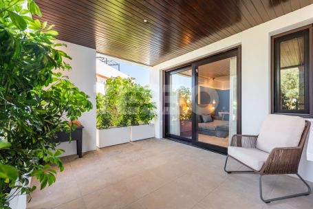 Large and Exclusive 4 bedroom apartment with a nice private garden in Hacienda Valderrama, Sotogrande Alto