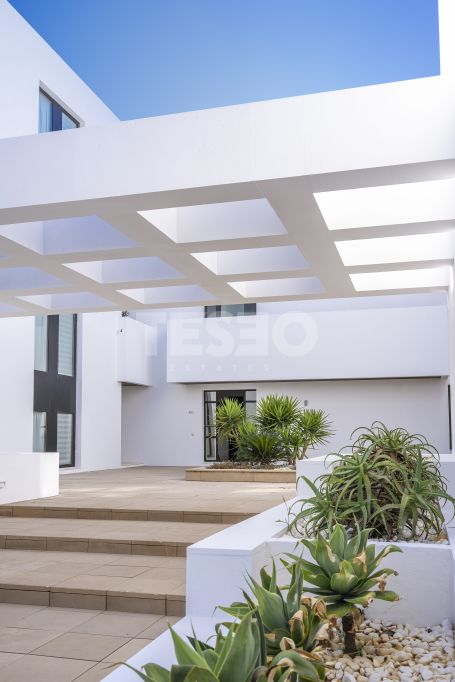 Large and Exclusive 4 bedroom apartment with a nice private garden in Hacienda Valderrama, Sotogrande Alto
