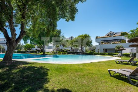 Large and Exclusive 4 bedroom apartment with a nice private garden in Hacienda Valderrama, Sotogrande Alto