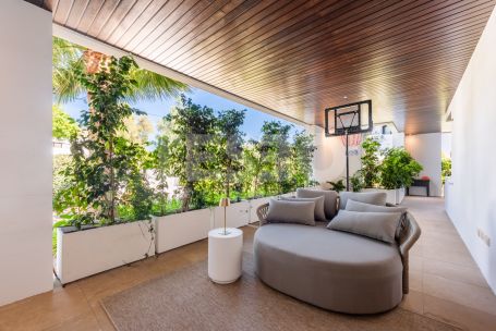 Large and Exclusive 4 bedroom apartment with a nice private garden in Hacienda Valderrama, Sotogrande Alto